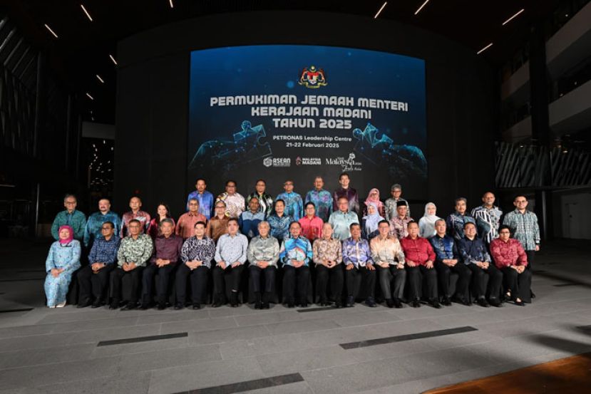 首相安华出席干训营，与内阁部长合影。