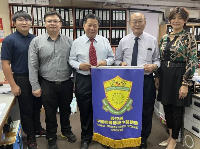 拿督刘义华（右2）为砂医总庆&ldquo;世界传统医药日&rdquo;授旗予会长江宗兴；左起为筹委温易发、陈永同；右为梁儷嚴。