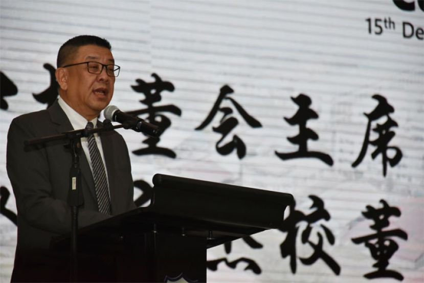 古晋中中校董会主席拿督黄良杰。