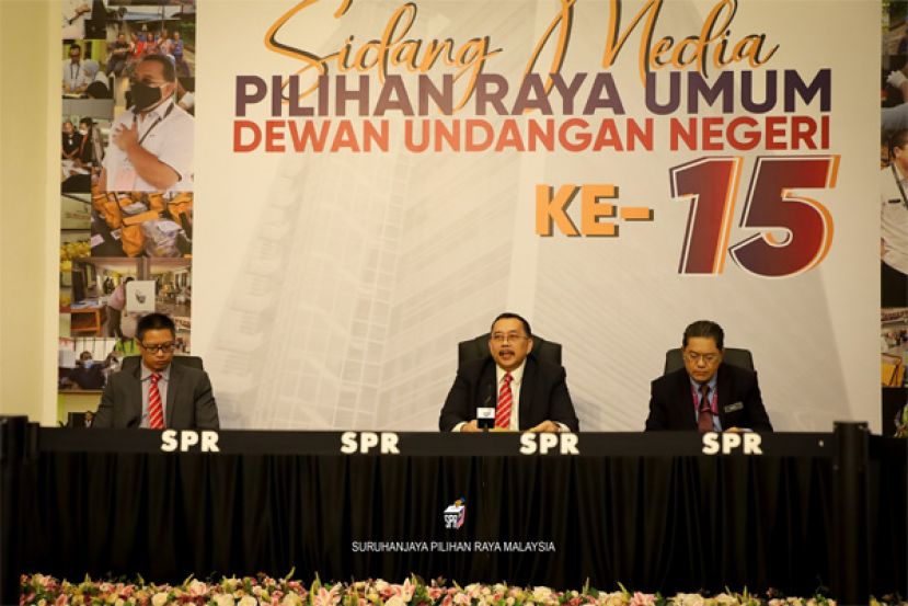 选委会主席丹斯里阿都甘尼（中）召开新闻发布会时摄。
