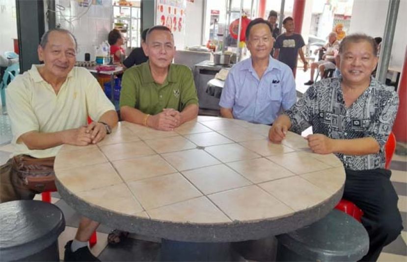 甲必丹林传政（左2起）、詹兴民、陈中兴与孙守生（左）皆对社险为劳工会员提供全天候意外保障计划叫好。