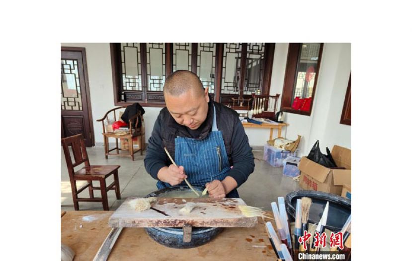 毛笔制作工序&ldquo;梳绒&rdquo;。
