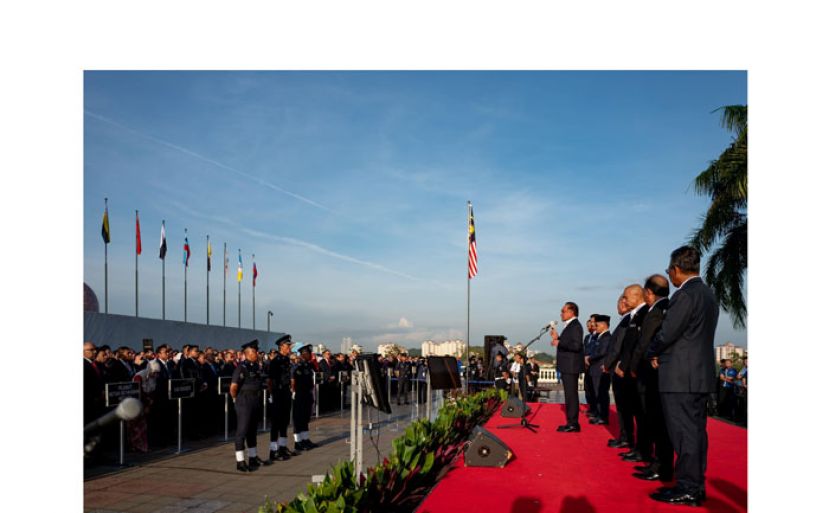 首相安华在首相署常月集会上致词。