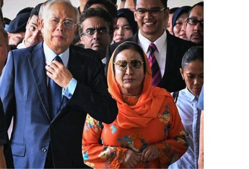 拿督斯里纳吉在夫人陪同下抵达法庭 (档案图片)。