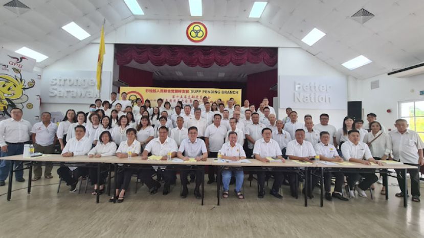 人联党朋岭支部党员于大会上合摄。