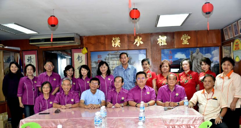  第三届重阳节、歌唱、书法和象棋比赛兼乐龄组组员生日会筹委会主席刘顺安（前排左四）及晋汉连省彭城刘氏公会会长刘金兴（前排左五）与筹委会成员摄于新闻发布会上。