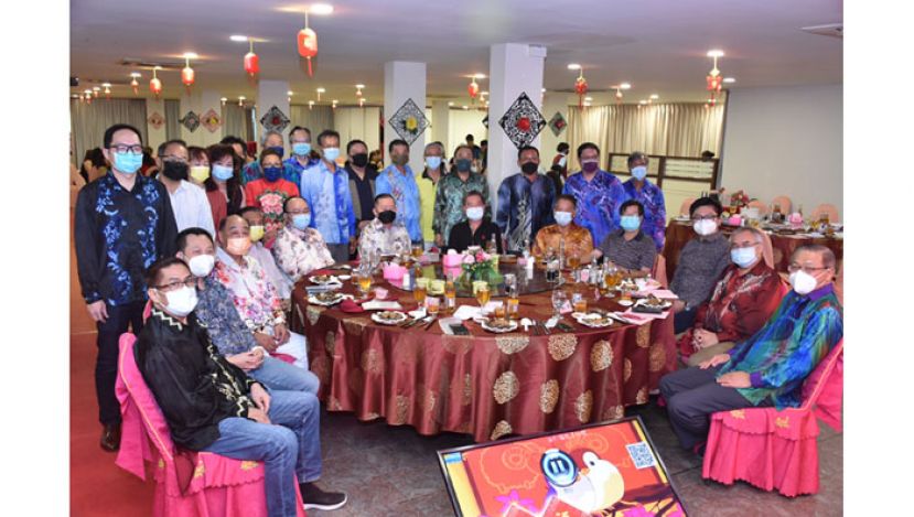 前排坐者左起古晋巴达旺福州公会&ldquo;感恩晚宴&rdquo;筹委会主席杨德云、名誉会长拿督謝在春、名誉会长吳祖姜、名誉会长拿督黃希多；砂福总会长、古晋巴达旺福州公会主席甲必丹拿督刘思乐；世福执行会长、马福总会长兼古晋巴达旺福州公会创会会长拿督斯里刘为強太平局绅、永久名誉会长劉泩、名誉会长黃启萍、名誉顾问朱光锋、法律顾问黄庆伟律师、名誉顾问陈成仁、名誉顾问陈文禧。