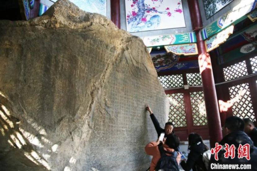 游客参观郑文公下碑。