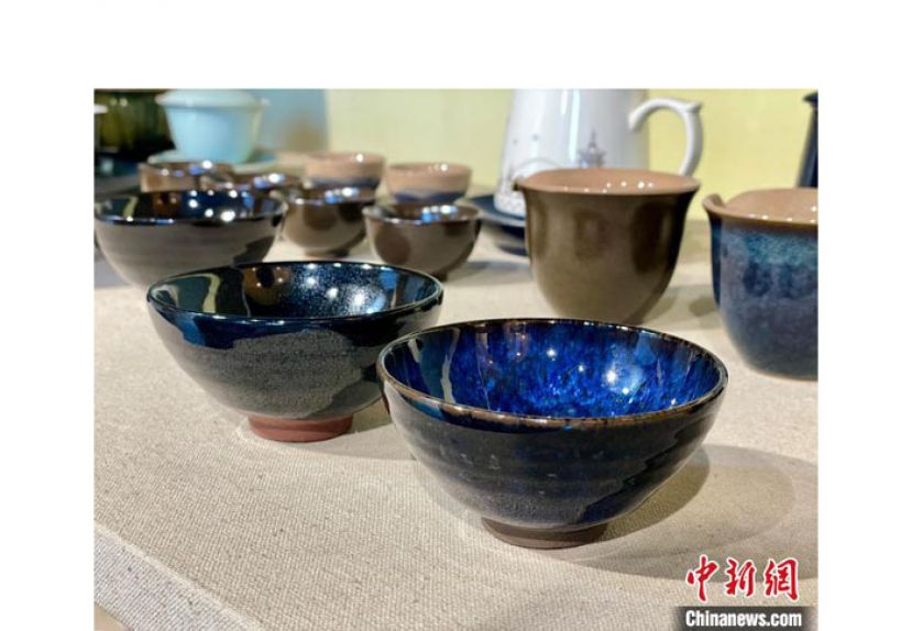 陈振华和团队烧制的&ldquo;油滴天目&rdquo;(左)、&ldquo;兔毫天目&rdquo;(右)。