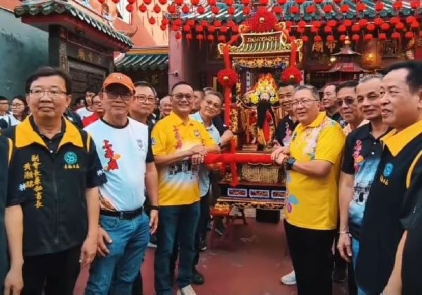 玄天上帝金身在庙外准备出游时影。
