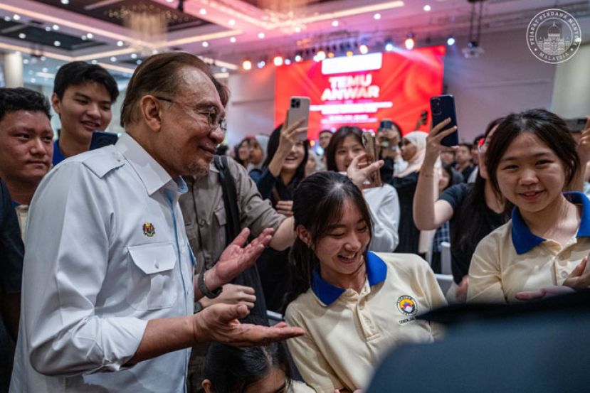 首相安华与UCSI大学生进行交流。