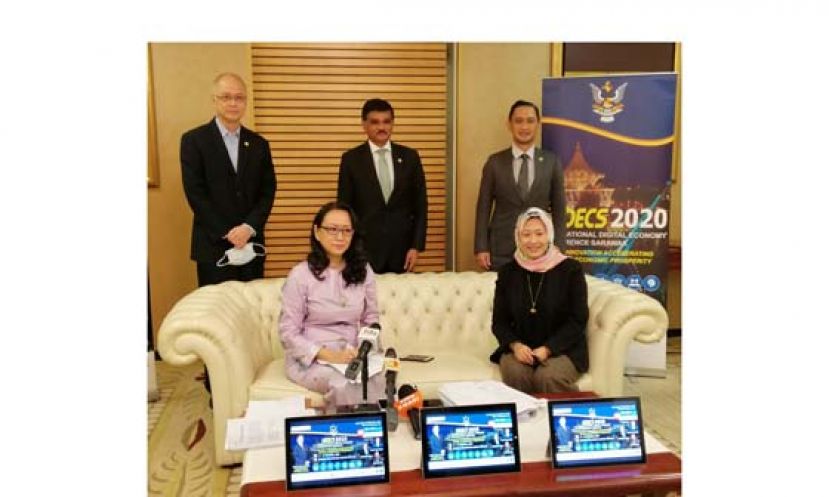 砂副州务秘书莎巴丽雅(右)主持新闻发布会，其左为砂卓越表现中心（SCOPE）阿斯利纳博士，后排左起为砂资讯系统有限公司首席执行员张永亨博士、砂数码经济首席顾问朱督辛教授、砂拉越多媒体机构总经理再迪博士。