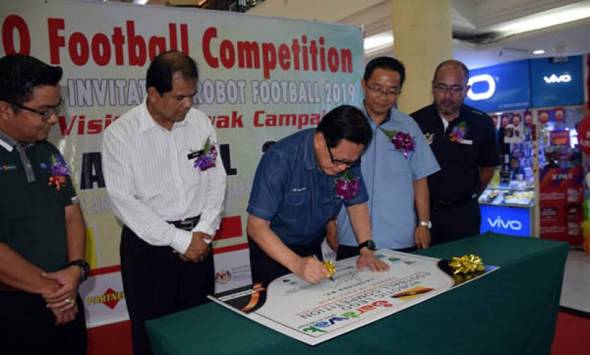 李景胜为首届婆罗洲机械人足球赛国际邀请赛主持开幕。