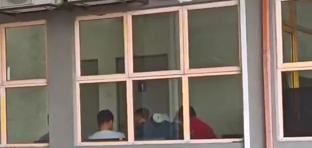 中国女留学生命案   家属中国抵达马大医院太平间认尸悲痛落泪