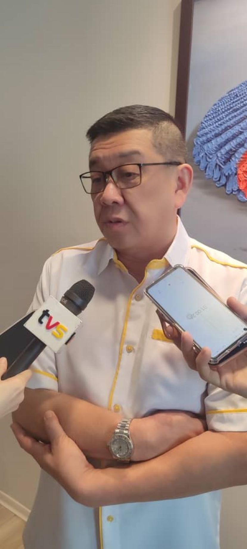 砂拉越华文独中董联会署理主席拿督斯里黄良杰回答媒体的提问时影。