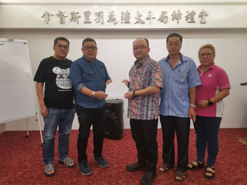 古晋巴达旺福州公会副主席徐孝文（左二）从主席甲必丹拿督刘思乐（中）手中接过5000令吉义款。  在场者包括刘仕庆（右二）、杨德云（左一）及朱缮霖（右一）。