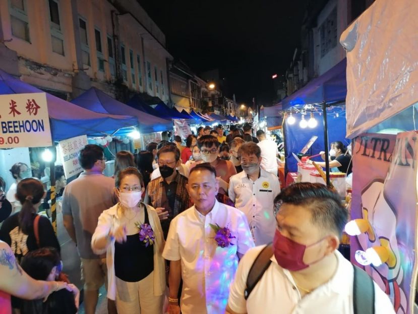 主宾杨莉在&ldquo;古晋文化缤纷庆中秋&rdquo;庆典筹委陪同下参观各个摊位。