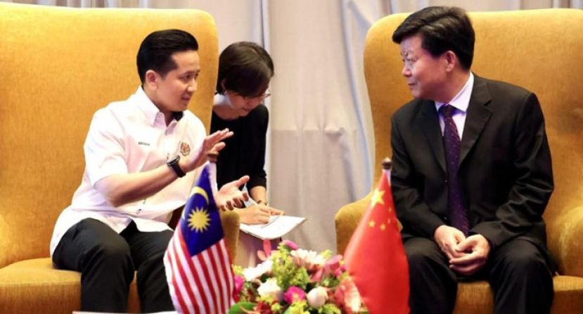 亚瑟古律(左)与中国自然资源部副部长孙书贤会面时摄。