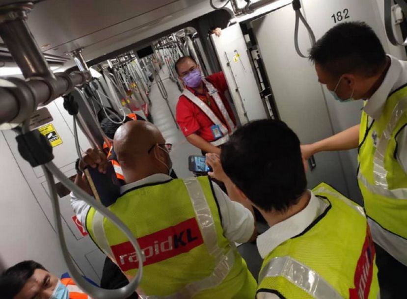 国家基建公司人员与调查委员会成员讨论事故发生的情况。