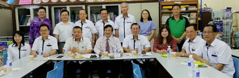 古晋中华小学校董会巡视二小。前排左起为校董会副财政罗绍凤、秘书长田松茂、署理主席蔡文铎、主席拿督王长福、二小校董会副主席张光福、二小校长张丽萍、四小校董会副主席黄云华、查账梁柏就；后排左起为二小ICT老师沈英祥、校董周天龙、六小监学谢维光、查账李河龙、副秘书林光钟、二小课外活动主人陈燕丽及二小训导主任房顺芳。