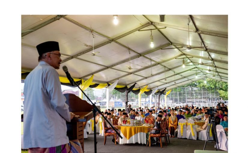 首相安华在打扪选区开斋宴上致词。