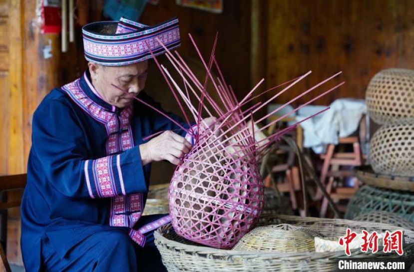 龚厚友在家中编织竹灯笼。