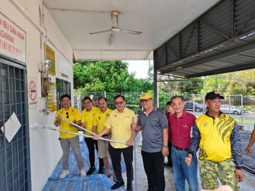 左起为巴达旺市议员吴得瑜、巴达旺市议员庄育华、巴达旺市议员林良纪、峇都吉当区议员拿督罗克强、本固鲁林应发及甲必丹林应国进行哥打巴达旺妇孺诊所翻修工程，以改善当地医疗服务环境