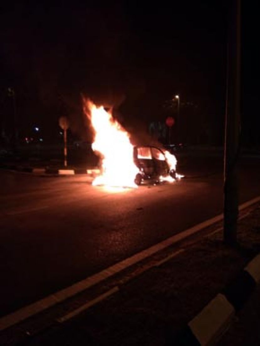 威华轿车被烈火焚烧着。