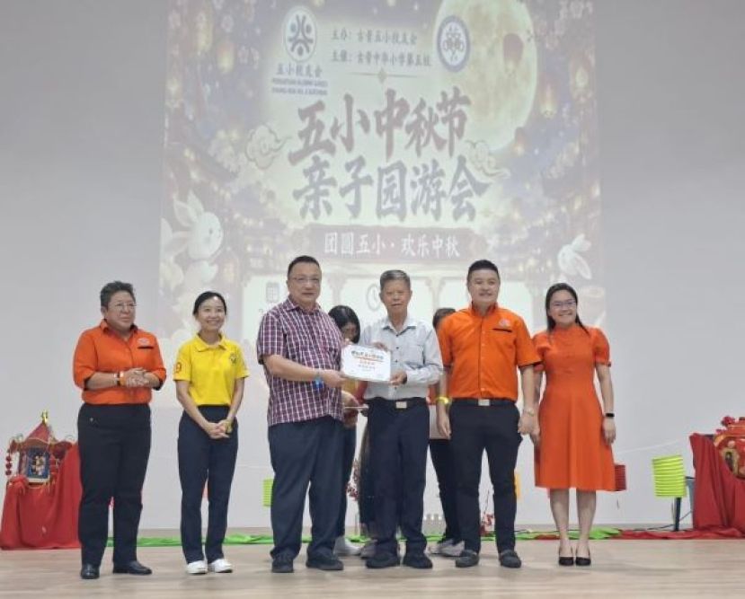 左起：在五小校友会会长朱繕霖以及砂拉越总理署政治秘书许德婉；右起为五小校长郑茗月以及五小校友会署理会长兼筹委会主席朱宇帆的陪同下，古晋中华小学校董会主席拿督蔡文铎律师颁发感谢状予古晋中华小学校董会名誉顾问拿督陈日枝时影。