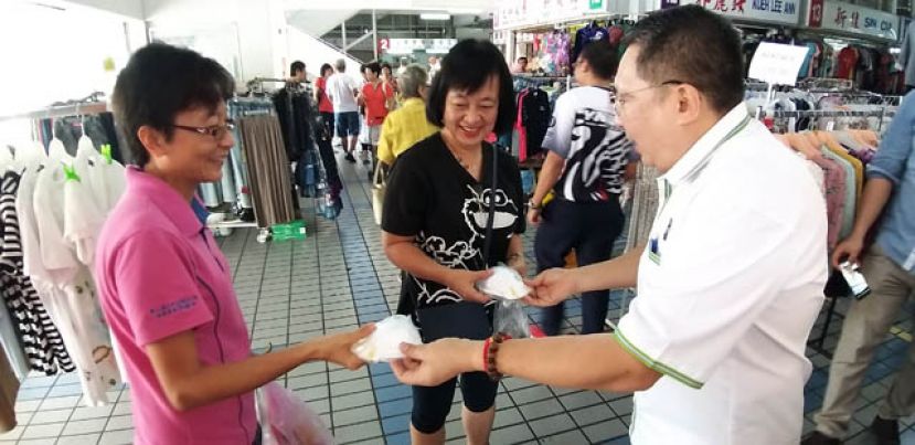 南市市长拿督黄鸿圣（右一）派发口罩予民众。