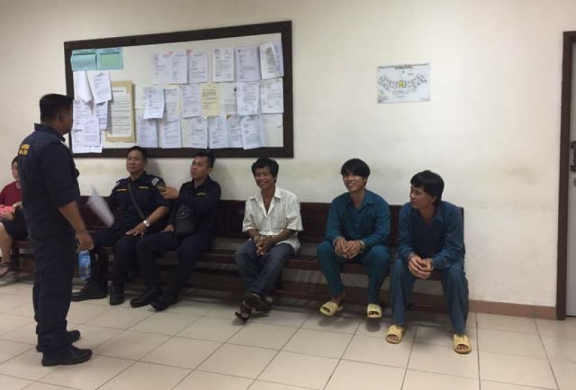 三名非法闯入大马水域的越南渔民被带上古晋法庭时摄。