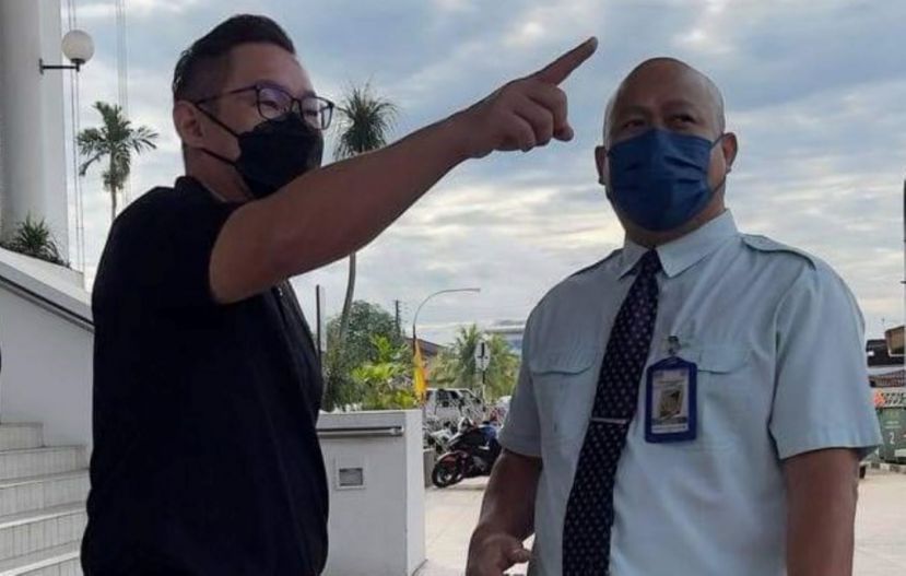 首长署政治秘书程明智（左）与诗巫卫生部官员交流。