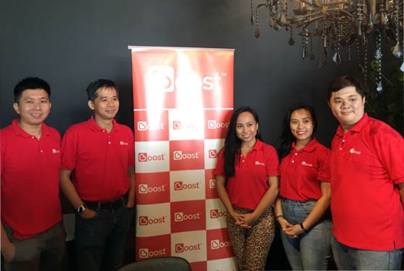 Axiata Digital Services有限公司首席执行员莫哈末凯里尔（左二）于新闻发布会上摄。