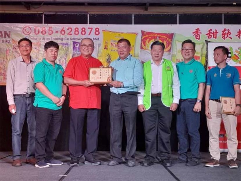 市长俞小珊（左3）颁发感谢状予美里坊间社险福利觉醒讲座讲师陈中兴；右起是社险美里代表、美里长生会会长张永源、砂医总会长江宗兴；左起为钟星威、筹委主席佘世琮。