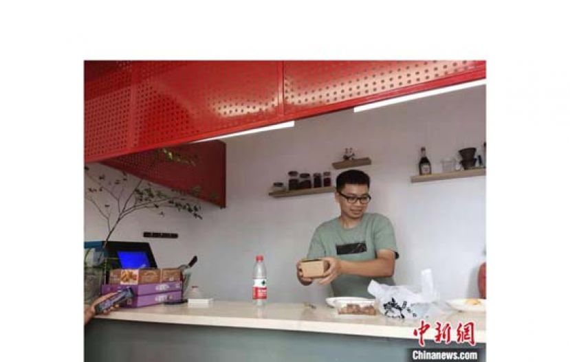 台湾青年刘朝弘在浙江省台州市天台县创业开店。