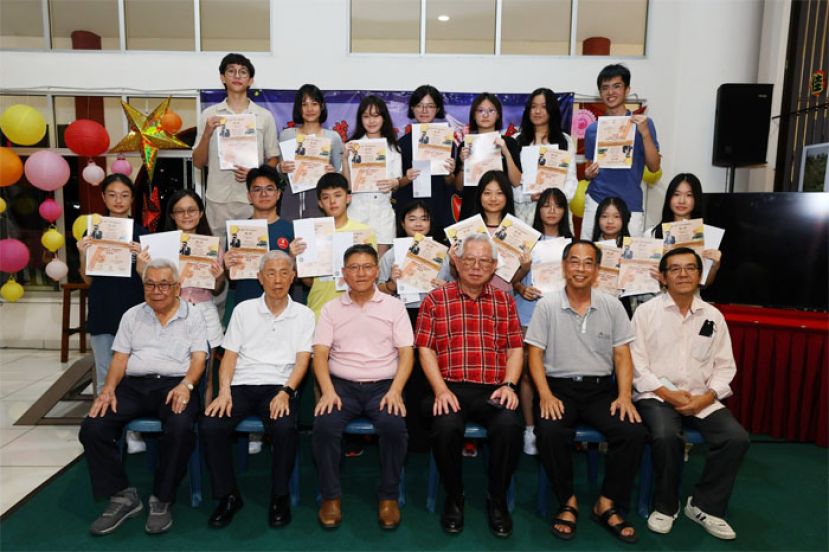 吉隆坡福建义山中秋晚会暨青山灯会圆满举行，展现历史维护、文化传承与生态保保育