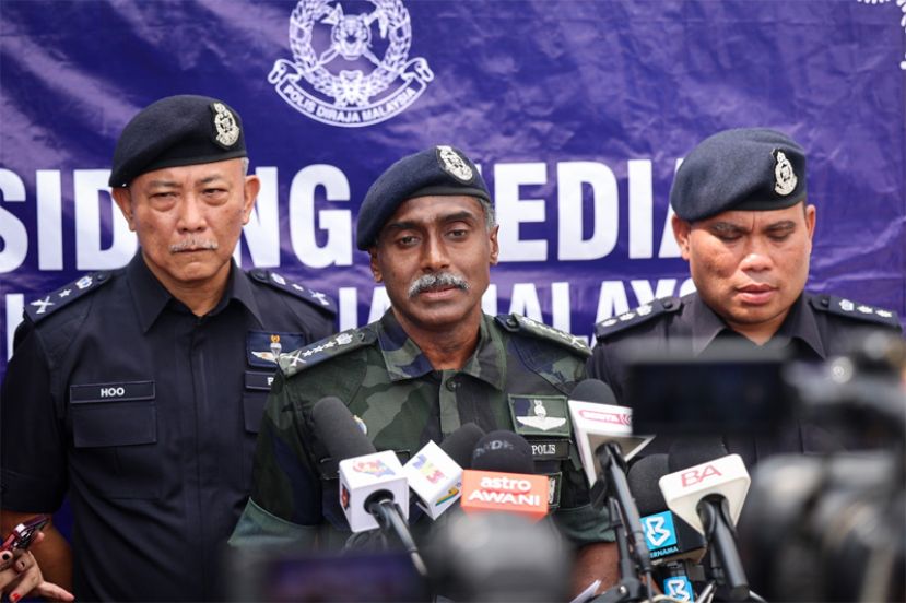 柔佛州总警长拿督M.古马（中）。