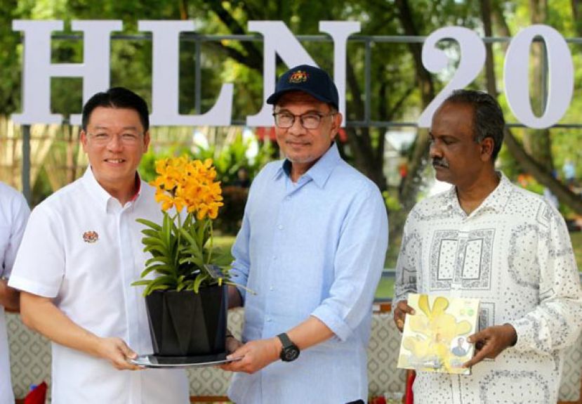 倪可敏（左起）在2023年国家景观日庆典开幕仪式上，移交&ldquo;PMX-安华蜻蜓万代兰&rdquo;予首相安华。