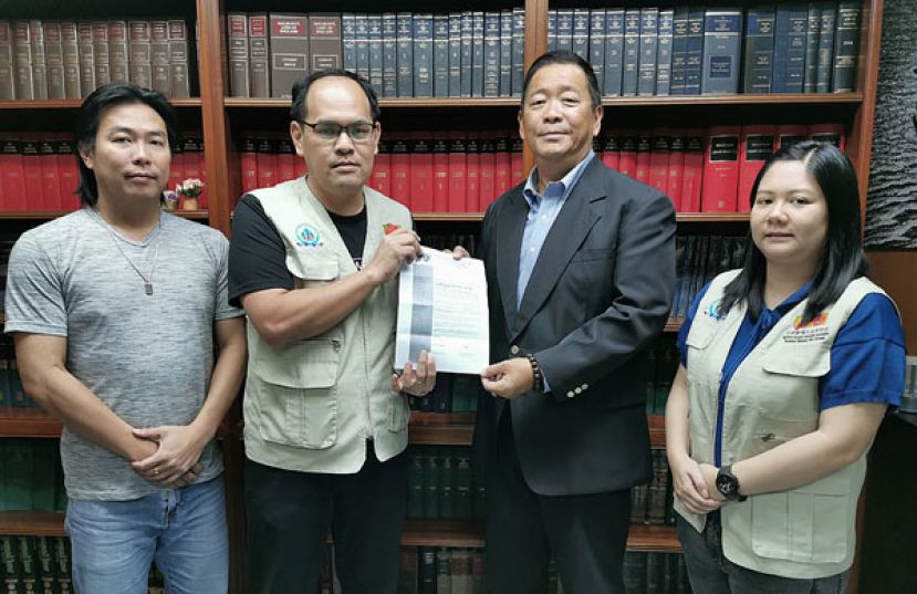 前市长拿督赖耀松(右2)从北砂新协会长杨万勇手中接过邀请函。