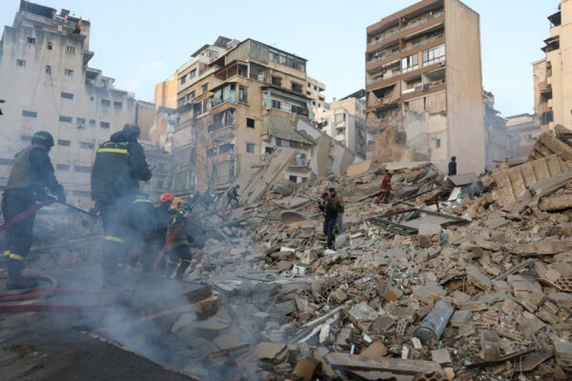 黎巴嫩贝鲁特市中心附近的巴舒拉一栋建筑遭以色列空袭倒塌。