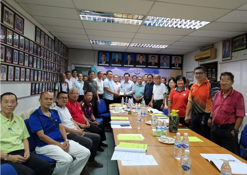 斯木省華總会长拿督吴标生博士赠送纪念品于主办单位斯省客家公会公会主席江幼德