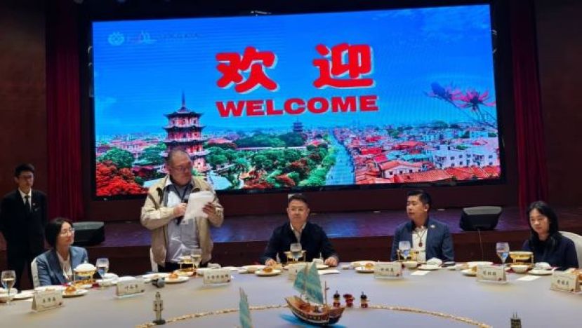 泉州市人民政府办公室主任兼外事部主任王兴(左3)设宴款待代表团时团长拿督黄国辉（左二）宴会上发言。