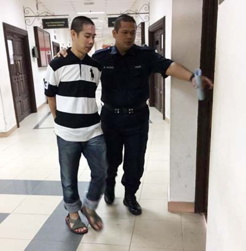 承认拥有大麻，青年被押离法庭时摄。