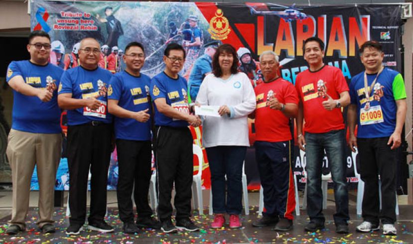 李景胜受邀移交善款予义跑受惠单位的美里糖尿病公会，由主席陈超梅接收。右起陈长峰州议员、丹尼奥州议员、刘保祥局长、陈超梅、李景胜、希鲁丁、俞小珊市长及张有庆国会议员代表。