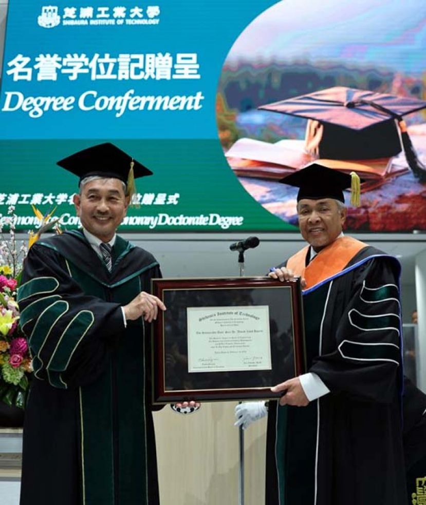 ●日本芝浦工业大学校长山田纯教授颁授荣誉博士学位予阿末扎希。