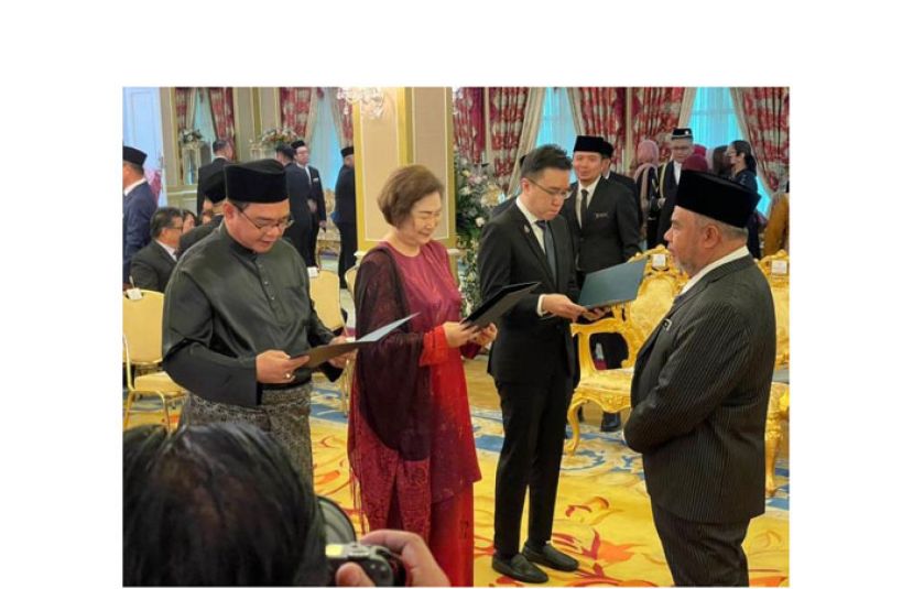 左起为占士拉迪、刘静芝和冯晋哲宣誓就任。