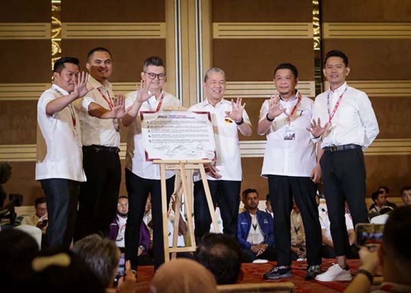 ●法迪拉（右3）出席团结政府青年特大会。左起佐尼邦古禄、莫哈末阿克玛沙烈和俞利文；右起莫哈末依斯迈阿育和鲁卡尼斯曼。