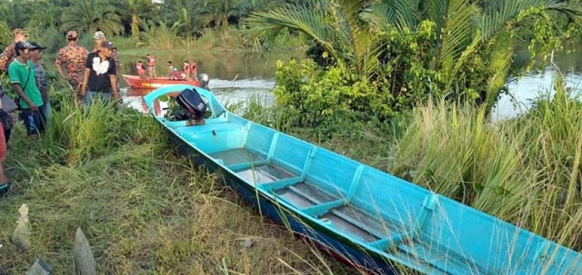消拯人员事发后在案发地点河边寻获翻覆的小船。