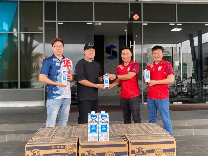 捐血活动赞助商之一的琪琳冷藏食品（马）有限公司的代表(左二)移交赞助品予身为捐血活动筹委会主席的古晋潮州公会青年团公关组长陈冠中（右二），右一是古晋潮州公会青年团团长郑元漳及晋汉连省华青团福利组长江泽明（左一）。