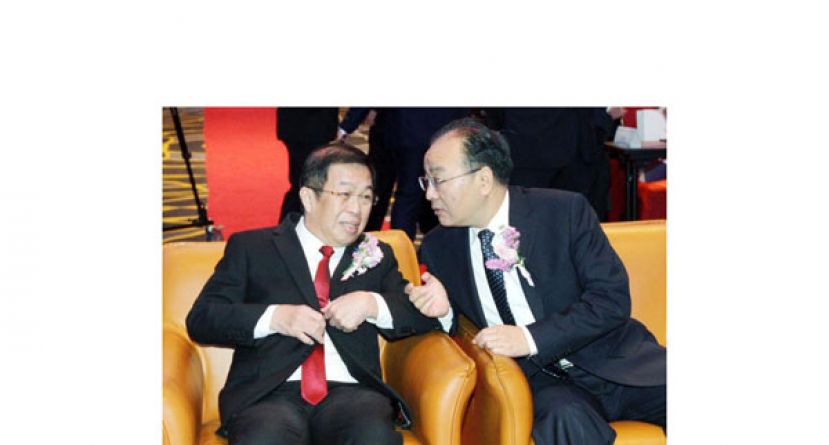 欧阳玉靖（右）与前马来西亚对华特使陈国伟在活动上交谈。